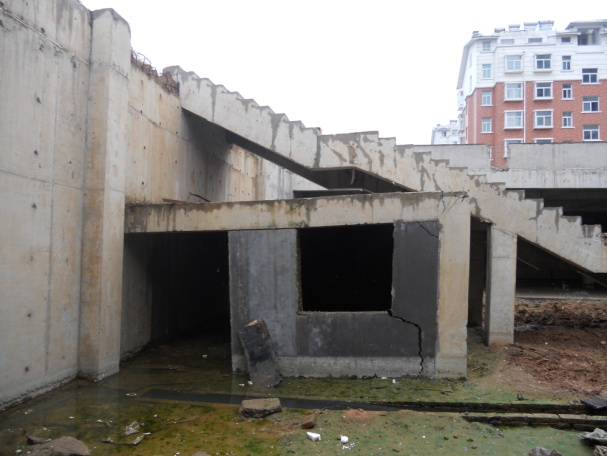 （2011年）平邑明德花園超市（地下），因地下水位變化導致框架梁、柱開裂